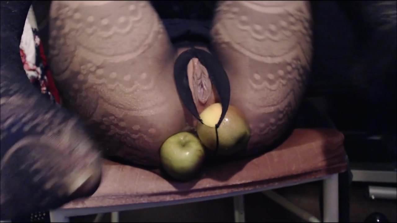 Vixenmoon apples in the ass