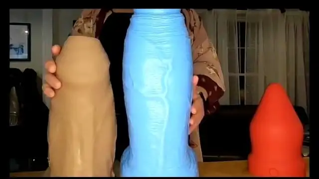 Qweenselene comparing new giant toy