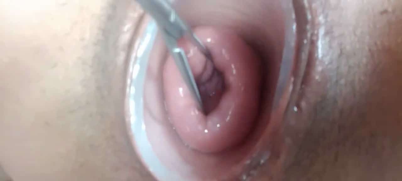 Alisson Punk spreading her cervix hole