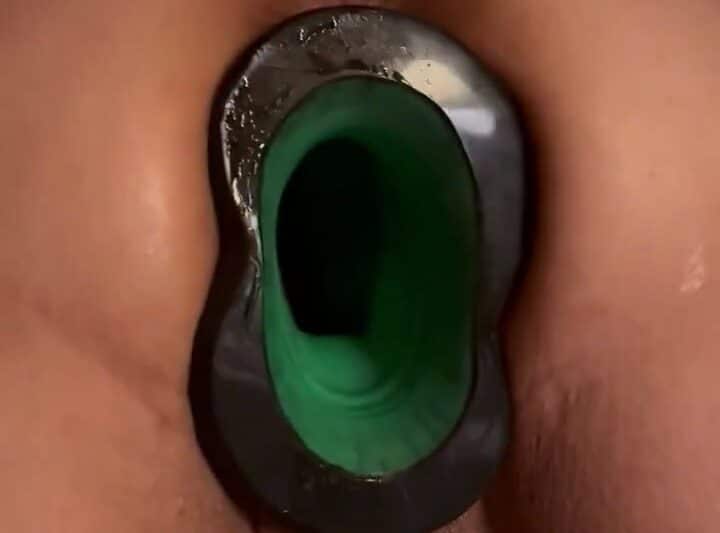 Qweenselene gigantic pussy hole is back! wow!